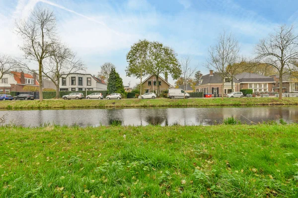 Ein Teich Mitten Einem Wohngebiet Mit Häusern Auf Beiden Seiten — Stockfoto