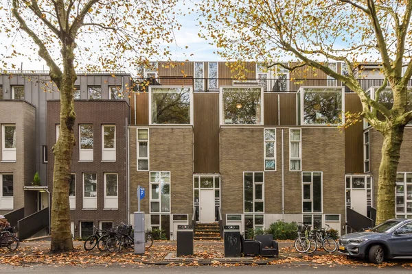 Amsterdam April 2021 Een Appartementencomplex Met Fietsen Geparkeerd Straat Ervoor — Stockfoto