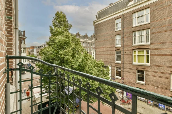 Balcón Con Árboles Edificios Fondo Tomado Desde Una Ventana Apartamento — Foto de Stock