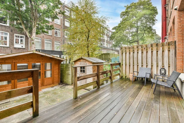 Amsterdã Holanda Abril 2021 Deck Madeira Com Cadeiras Árvores Quintal — Fotografia de Stock