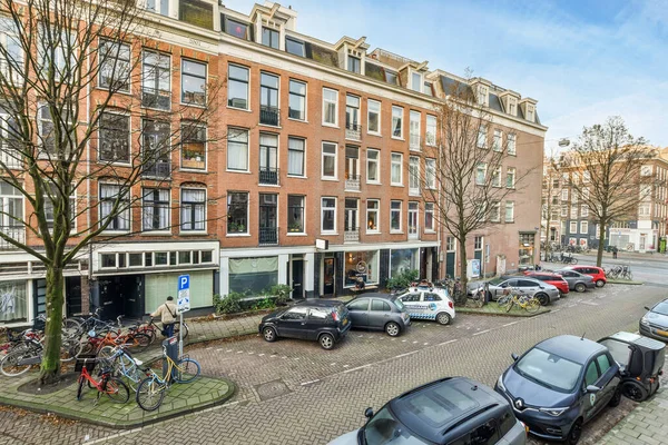 Amsterdam Hollanda Nisan 2021 Bazı Arabalar Bisiklet Bisikletli Apartman Binalarının — Stok fotoğraf