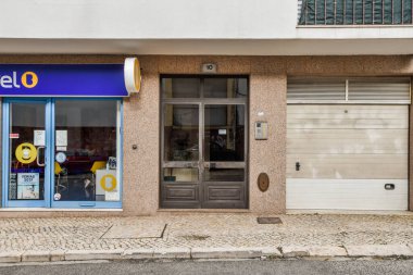 Bir dükkanın önünde açık bir kapı ve İspanyolca 