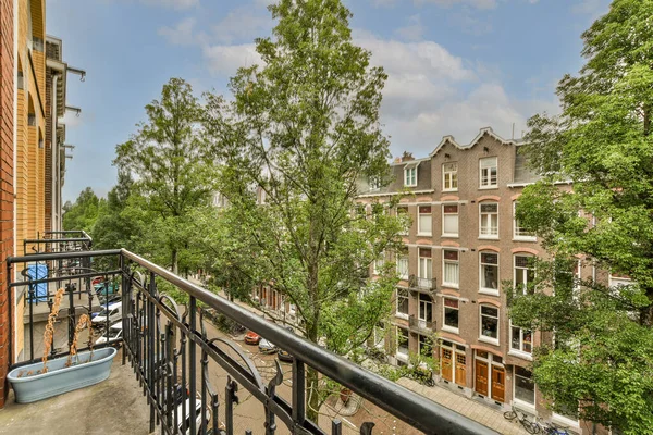 Amsterdam Nizozemsko Dubna 2021 Balkón Stromy Budovami Pozadí Převzatý Okna — Stock fotografie