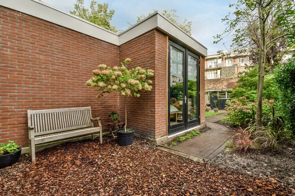 네덜란드 암스테르담 2021 정면에 벤치가 잎으로 둘러싸인 — 스톡 사진