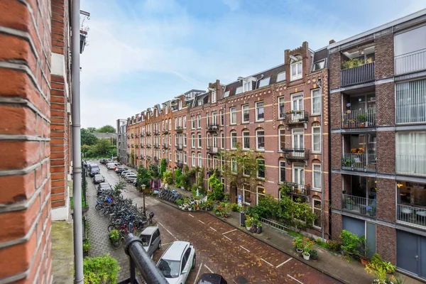 Amsterdam Holandia Kwietnia 2021 Ulica Miejska Zaparkowanymi Samochodami Budynkami Oddali — Zdjęcie stockowe