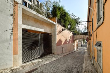 Boş bir cadde, yolda hiç insan yok ve arka planda binalar var, yandan görüldüğü gibi.