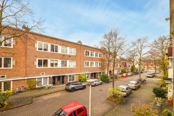 オランダ アムステルダム 2021年4月10日 裏側に車が停まっている通りや木がある通り 左側に見える建物もあります — ストック写真
