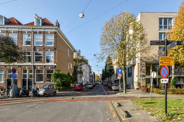 Eine Stadtstraße Mit Seitlich Geparkten Autos Und Häusern Hinteren Bereich — Stockfoto