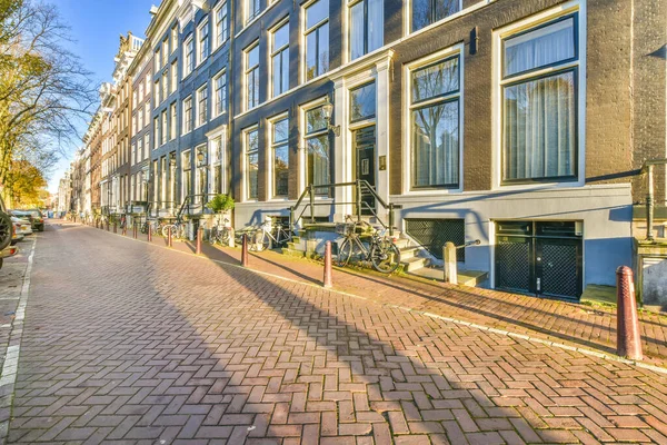 Una Calle Ladrillo Frente Edificio Apartamentos Con Bicicletas Estacionadas Acera —  Fotos de Stock