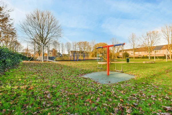 Amsterdã Holanda Abril 2021 Parque Infantil Vazio Com Folhas Chão — Fotografia de Stock