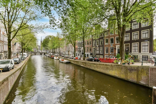 Άμστερνταμ Κάτω Χώρες Απριλίου 2021 Μια Διώρυγα Βάρκες Στο Νερό — Φωτογραφία Αρχείου