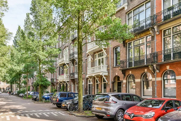 Амстердам Нидерланды Апреля 2021 Года Некоторые Автомобили Припаркованы Обочине Улицы — стоковое фото