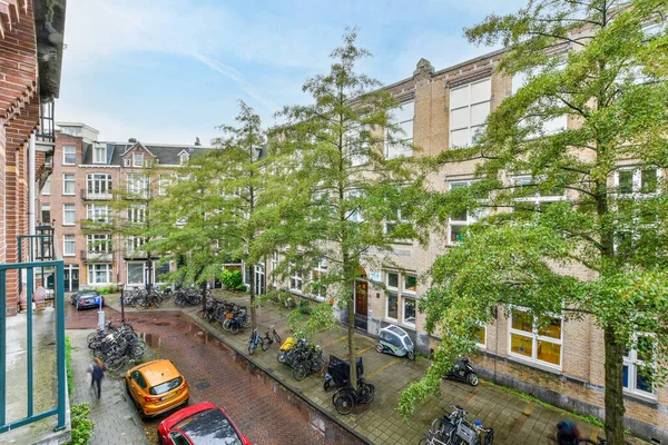Una Calle Urbana Con Coches Aparcados Bicicletas Acera Amsterdam Países — Foto de Stock