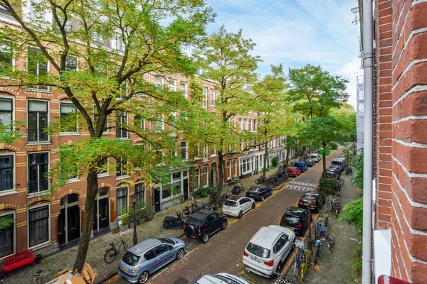 Een Stedelijke Straat Met Geparkeerde Auto Bomen Voorgrond Beeld Werd — Stockfoto