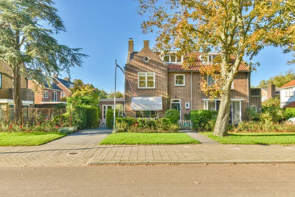 Άμστερνταμ Κάτω Χώρες Απριλίου 2021 Ένα Σπίτι Στη Μέση Μιας — Φωτογραφία Αρχείου
