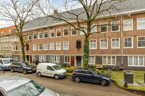 Amsterdam Nizozemsko Dubna 2021 Auta Zaparkovaná Silnice Před Cihlovou Budovou — Stock fotografie