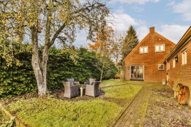 Ön tarafında ağaçlar ve çalılar olan bir dış alan. Görüntü yukarıdan alındı ama net değil.