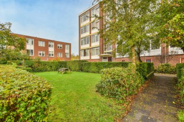 Ön tarafında ağaçlar ve çalılar olan bir dış alan. Görüntü, nasıl göründüğünü göstermek için yüksek bir açıdan çekildi.