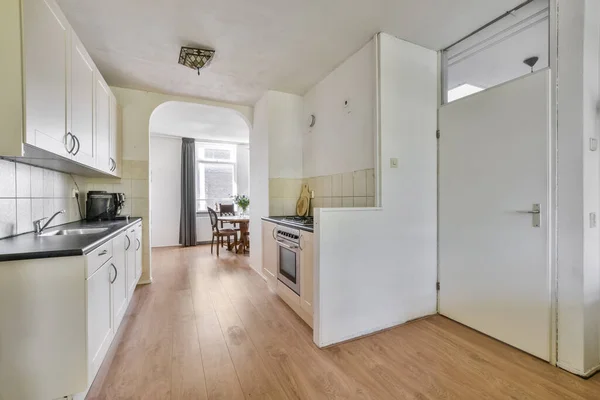 Eine Küche Und Ein Essbereich Einer Kleinen Wohnung Mit Weißen — Stockfoto
