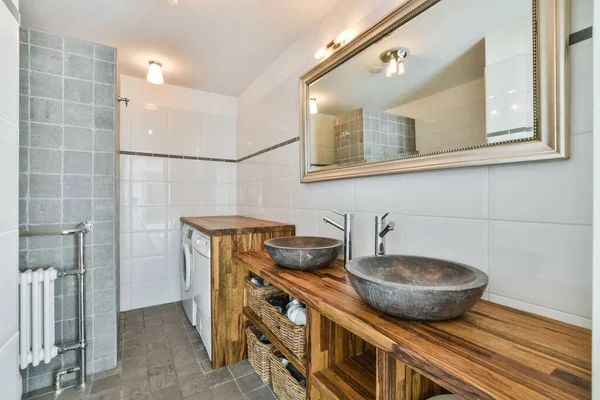 Banheiro Com Duas Pias Grande Espelho Parede Atrás Dele Rack — Fotografia de Stock