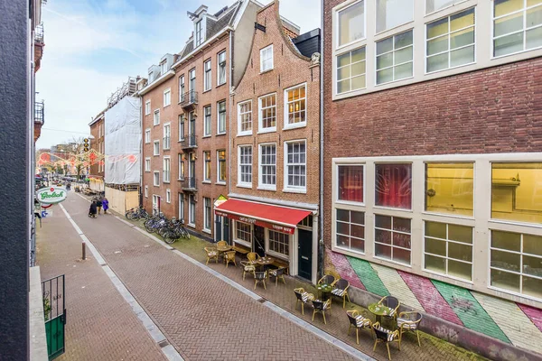 Amsterdam Holandia Kwietnia 2021 Ulica Stołami Krzesłami Środku Widoczna Wiaduktu — Zdjęcie stockowe