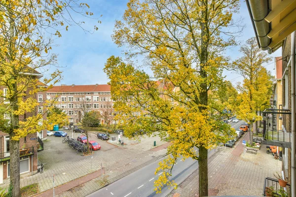 Amsterdam April 2021 Een Straat Met Aan Zijkant Geparkeerde Auto — Stockfoto