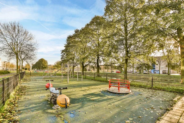オランダ アムステルダム 2021年4月10日 人も子供もいない公園の真ん中に空の遊び場 そして上に青い空があります — ストック写真