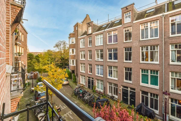 Amsterdam Holandia Kwietnia 2021 Niektóre Budynki Rowery Ulicy Przed Nimi — Zdjęcie stockowe