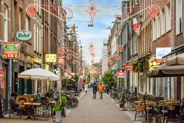 Amsterdam April 2021 Een Stadsstraat Met Mensen Aan Tafels Parasols — Stockfoto