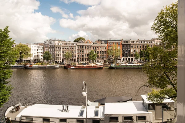 Амстердам Нідерланди Квітня 2021 Року Декілька Човнів Воді Будівлях Іншому — стокове фото