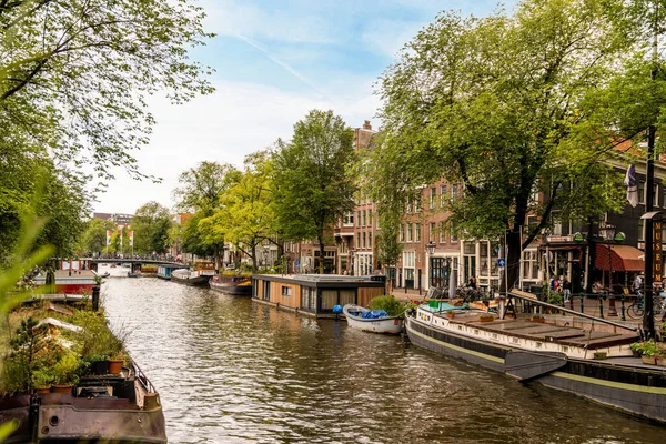 Амстердам Нидерланды Апреля 2021 Года Канал Лодками Домами Заднем Плане — стоковое фото