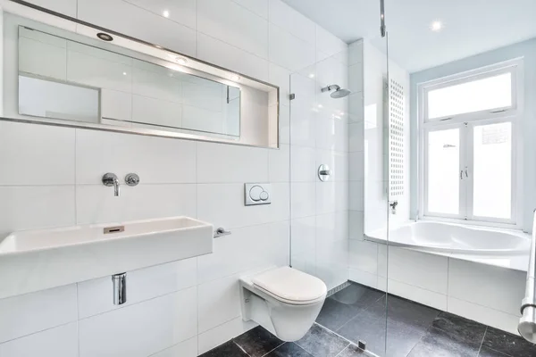 Современная Ванная Комната Черно Белым Полом Зеркалом Над Ванной Туалетом — стоковое фото