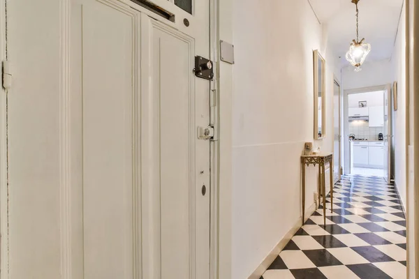 Yerde Siyah Beyaz Kareli Fayanslar Olan Uzun Bir Koridor Mutfağa — Stok fotoğraf