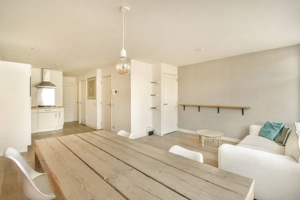 Tavanda Beyaz Duvarlar Ahşap Döşemeler Lambalar Olan Bir Odada Mutfak — Stok fotoğraf