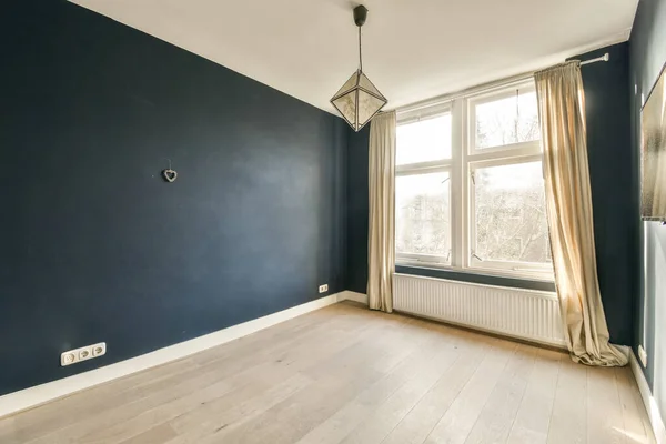 Duvarında Mavi Duvarlar Beyaz Süslemeler Olan Boş Bir Oda Tavandan — Stok fotoğraf