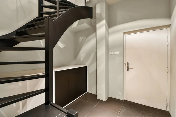 Ein Raum Mit Einer Treppe Der Mitte Und Einer Offenen — Stockfoto