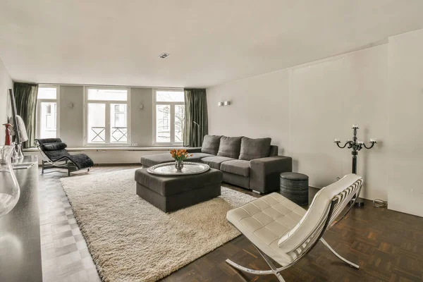 Ein Wohnzimmer Mit Sofas Stühlen Und Einem Couchtisch Vor Einem — Stockfoto