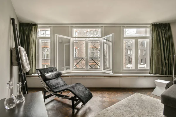 Ein Wohnzimmer Mit Einem Großen Fenster Und Stuhl Vor Dem — Stockfoto
