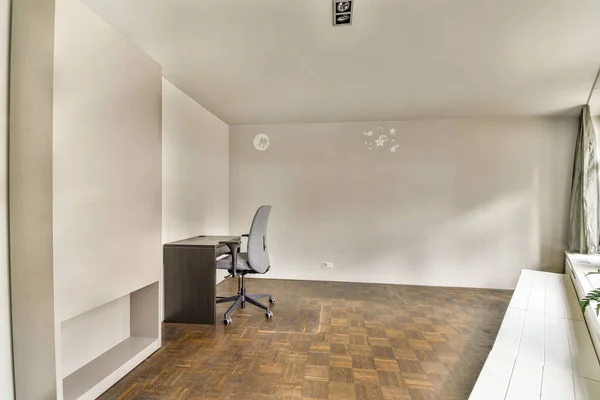 Ein Leerer Raum Mit Schreibtisch Und Stuhl Auf Der Rechten — Stockfoto