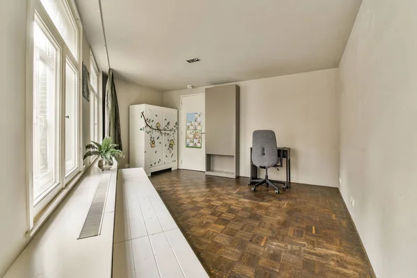 Ein Wohnzimmer Mit Holzboden Und Weißen Wänden Auf Der Rechten — Stockfoto