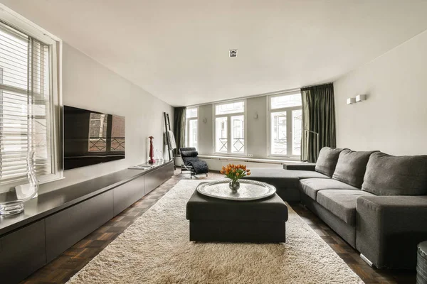 Ein Wohnzimmer Mit Sofas Couchtisch Und Fernseher Der Wand Zimmer — Stockfoto