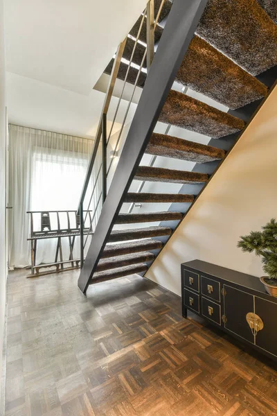Ein Wohnzimmer Mit Holzboden Und Eine Treppe Die Den Zweiten — Stockfoto