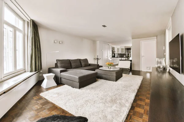 Ein Wohnzimmer Mit Holzboden Und Weißen Teppichen Auf Dem Boden — Stockfoto