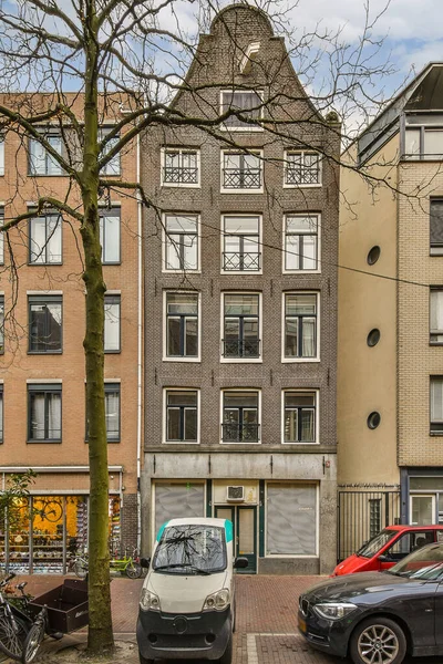 아파트 의차와 잎사귀없는 — 스톡 사진