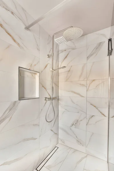 Banheiro Com Paredes Mármore Azulejos Brancos Parede Chuveiro Uma Cabeça — Fotografia de Stock