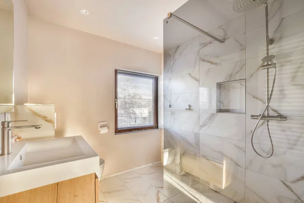 Ein Modernes Badezimmer Mit Marmorwänden Und Weißen Fliesen Auf Dem — Stockfoto