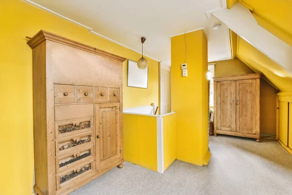 Uma Sala Com Paredes Amarelas Móveis Madeira Canto Que Também — Fotografia de Stock
