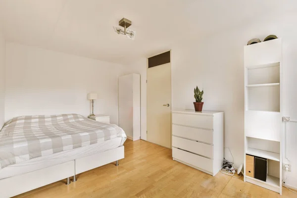 Ein Schlafzimmer Mit Bett Kommoden Und Schränken Auf Dem Boden — Stockfoto