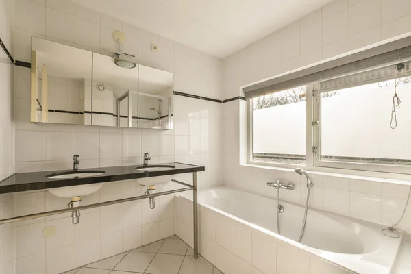 Banheiro Com Azulejos Brancos Bancadas Pretas Nas Paredes Juntamente Com — Fotografia de Stock