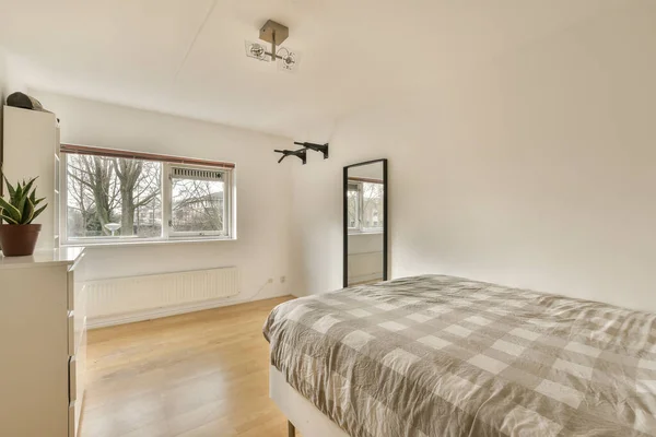 Ein Schlafzimmer Mit Weißen Wänden Und Holzböden Das Zimmer Ist — Stockfoto